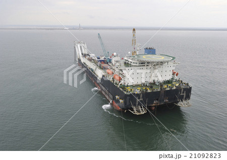 The pipelaying barge The pipelaying barge 21092823