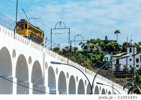 Train drives along distinctive white arches  21093405