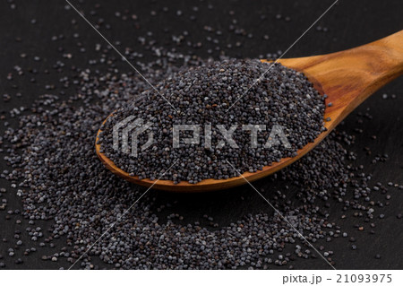 Wooden spoon with poppy seeds Wooden spoon with poppy seeds 21093975