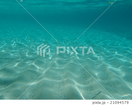 パラオの砂紋(海底の規則的な砂の模様)ときらめく波紋 パラオの砂紋(海底の規則的な砂の模様)ときらめく波紋 21094579