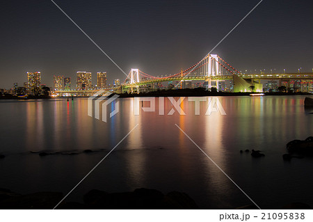 Night view of Rainbow Bridge in Odaiba Tokyo Bay 21095838