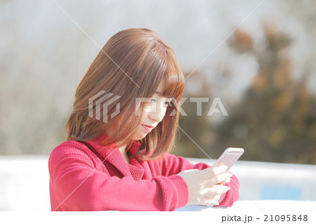 スマホを操作する若い女性 21095848