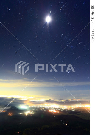 富士山山頂から東京方面の夜景と昇る月・冬の星座 21096080