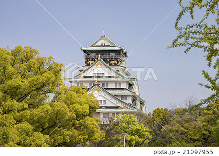 Osaka Castle with blue sky. 21097955