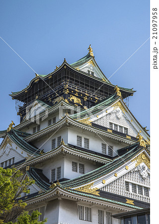 Osaka Castle with blue sky. 21097958