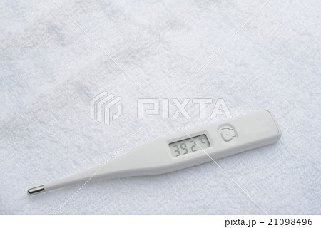 高熱を示す体温計の写真素材