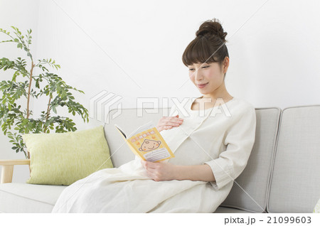 母子手帳を見る妊婦 21099603