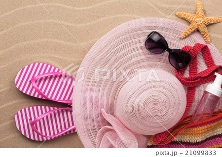 Accessories for the beach lying on the sand 21099833