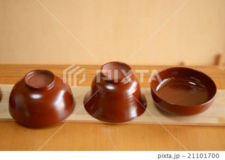 漆を塗る　漆器　伝統工芸　作業　美術　アート 21101700