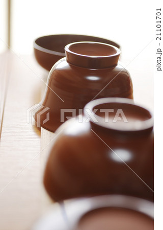 漆を塗る　漆器　伝統工芸　作業　美術　アート 21101701