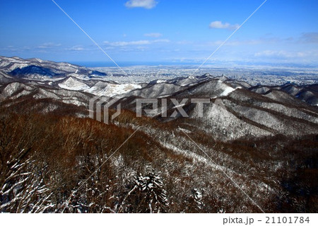 冬の盤渓山から見る札幌周辺の山並みと札幌市街地 21101784
