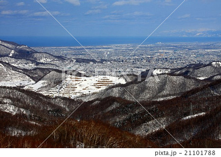 冬の盤渓山から見る札幌周辺の山並みと札幌市街地 21101788