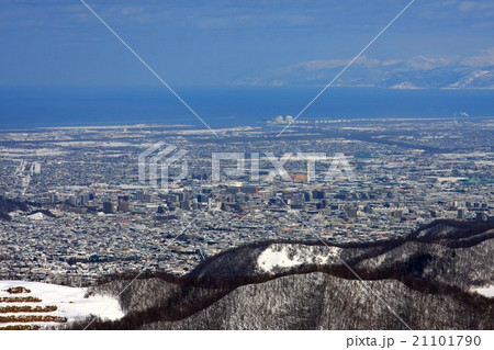 冬の盤渓山から見る札幌市街地と石狩湾 21101790