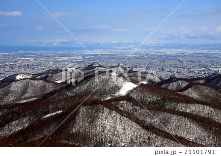 冬の盤渓山から見る札幌市街地と増毛山地 21101791