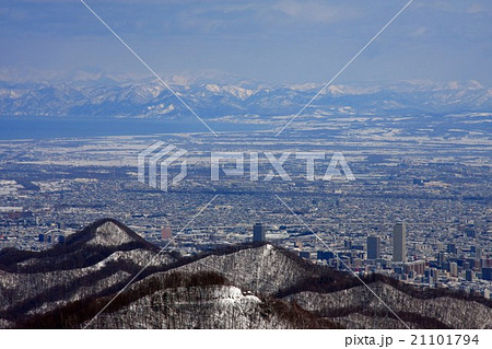 冬の盤渓山から見る札幌市街地と増毛山地 21101794