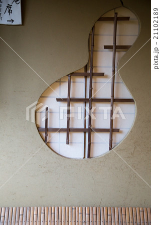 妙心寺退蔵院、余香苑茶席の瓢箪窓 21102189