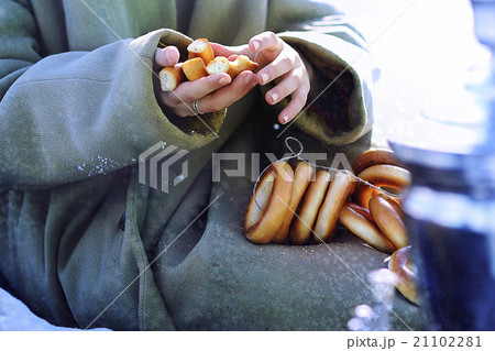 girls hands in an coat a bunch of bagels 21102281