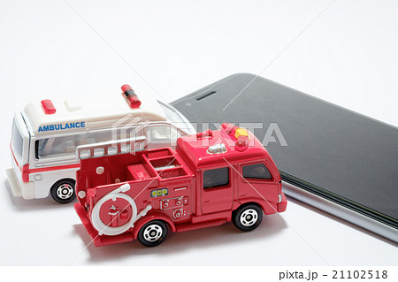 スマートフォンと救急車と消防車 21102518