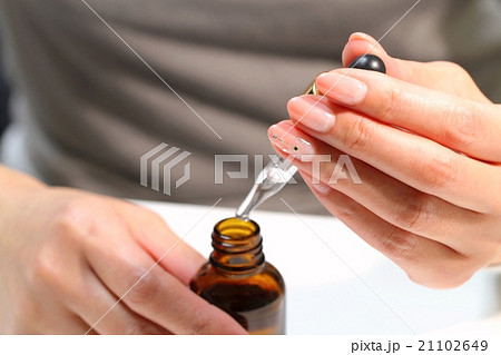 美容液を持つ女性の手 美容液を持つ女性の手 21102649