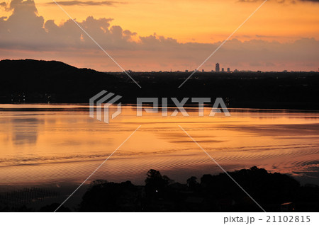 闇から朱への変化　浜名湖 21102815