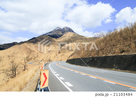 冬の九州横断道路と由布岳 21103484