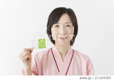 検査着で薬を持つミドル女性 21104265