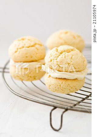 Vanilla whoopie pies 21105974