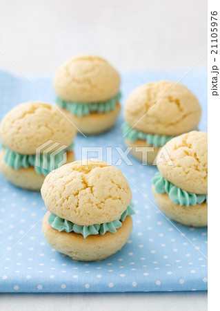 Vanilla whoopie pies 21105976