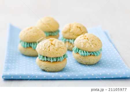 Vanilla whoopie pies 21105977
