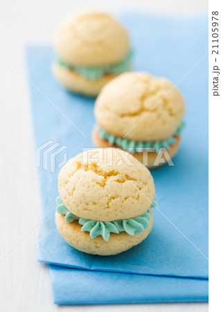 Vanilla whoopie pies 21105978