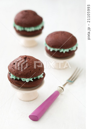 Chocolate whoopie pies 21105993