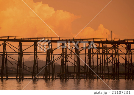 THAILAND KANCHANABURI SANGKHLABURI WOODEN BRIDGE 21107231
