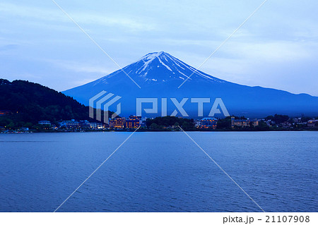 Mount Fuji with Kawaguchiko lake in Japan 21107908