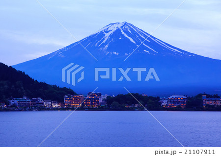Mount Fuji with Kawaguchiko lake in Japan 21107911