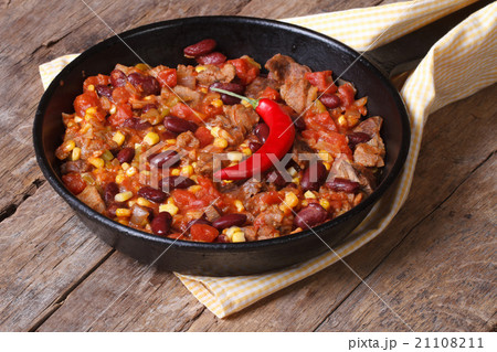 Mexican food is chili con carne in a frying pan Mexican food is chili con carne in a frying pan 21108211