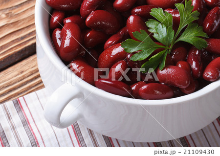 cooked red kidney beans in white bowl close-up 21109430