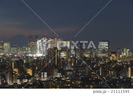東京都市風景　新宿高層ビル群とシルエットの富士山　夜景 21111595