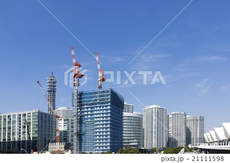横浜　開発が進むみなとみらい21　建設中の高層マンションと街並　快晴　青空 21111598