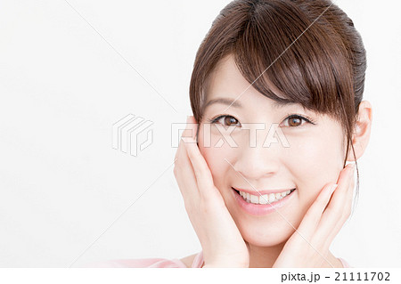 肌を気にする女性 肌を気にする女性 21111702