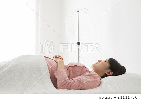 入院する妊婦 入院する妊婦 21111756