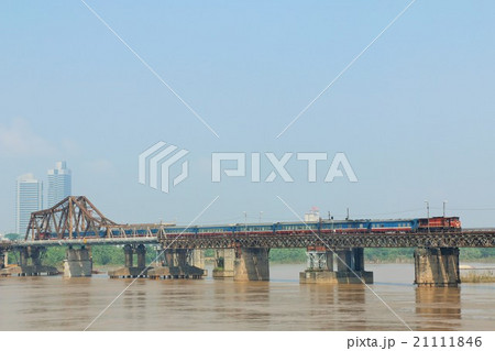 ベトナム　ハノイ　ロンビエン橋を統一鉄道が行く 21111846