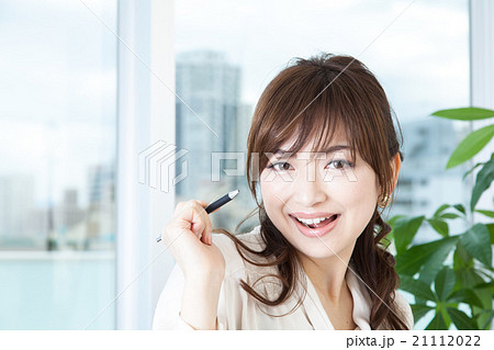 オフィスで働く女性 オフィスで働く女性 21112022