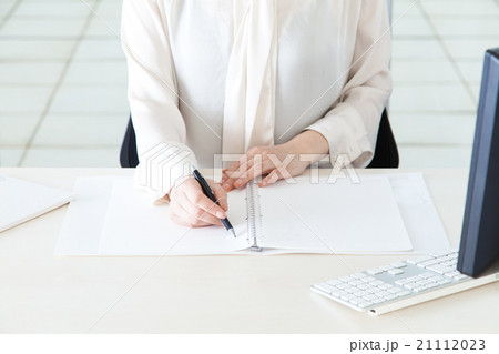 ノートをとる女性の手 働く女性 ノートをとる女性の手 働く女性 21112023