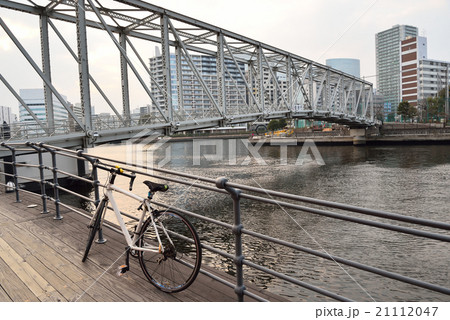 運河と橋とデッキと自転車 21112047