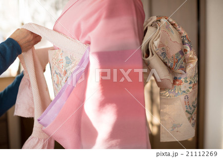 How to dress in kimono 21112269