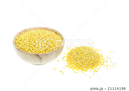 Close up peeled split mung bean in wooden bowl isolated on white Close up peeled split mung bean in wooden bowl isolated on white 21114196