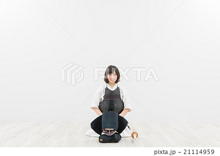 剣道をする女性 剣道をする女性 21114959