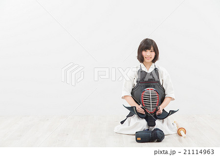剣道をする女性 21114963