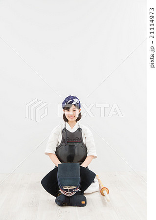 剣道をする女性 21114973