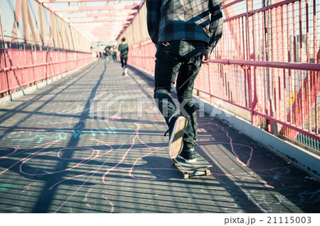 Skateboarder cruise on bridge 21115003